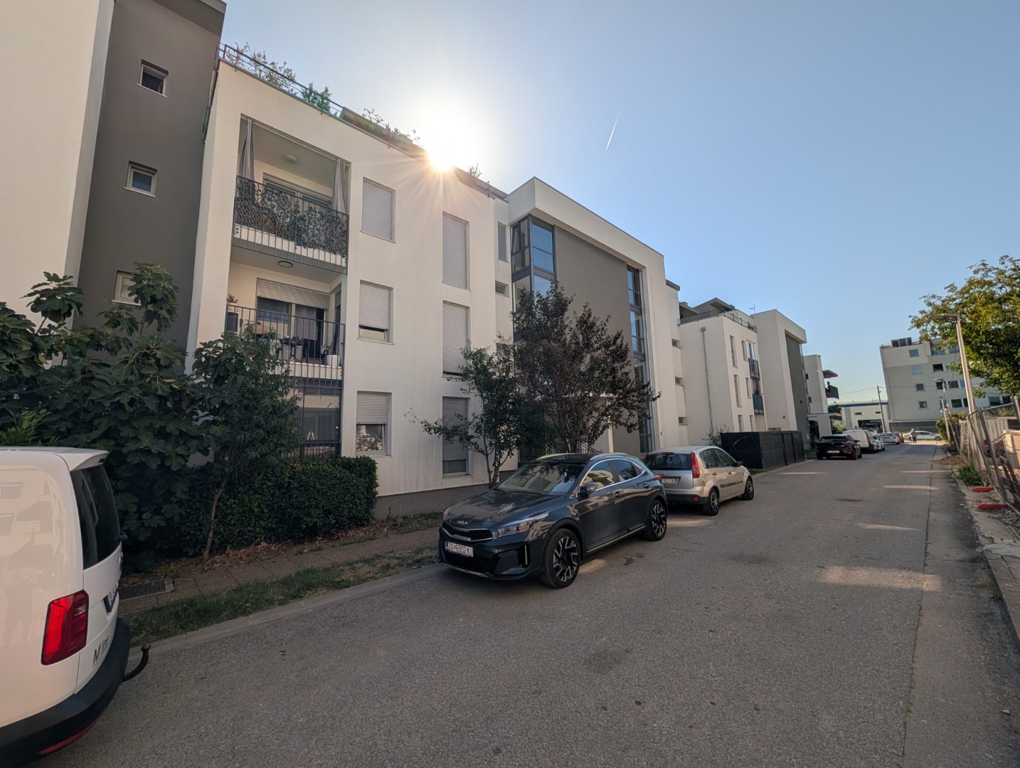 Pogled na stambenu zgradu s ulice